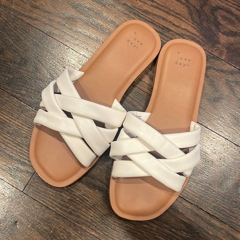 Crossover sandals